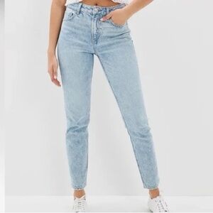 American Eagle Strigid Mom Jeans Light Blue Wash 12